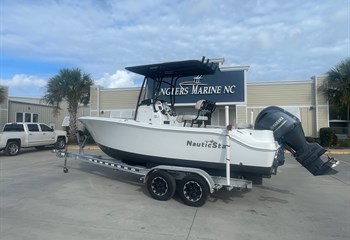 2016 Nauticstar 2102 Legacy Boat